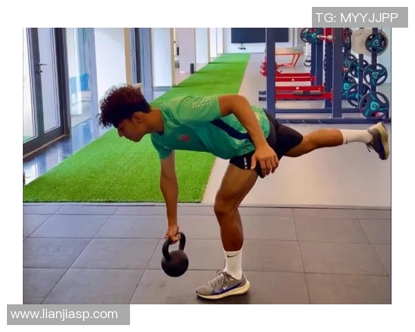 足球明星身材展示图片集锦展现运动魅力与健美风采